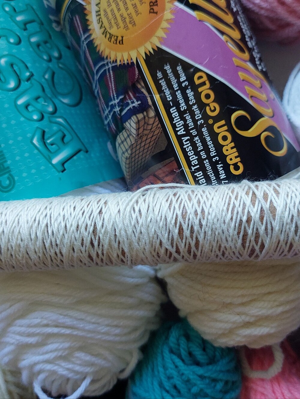 Lot Of Vintage Yarn CARON SAYELLE White Pink Etc Plus Tools (Bag D) - Picture 4 of 6